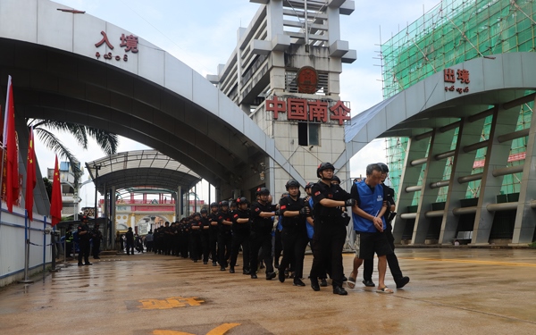 移交現(xiàn)場。公安部供圖