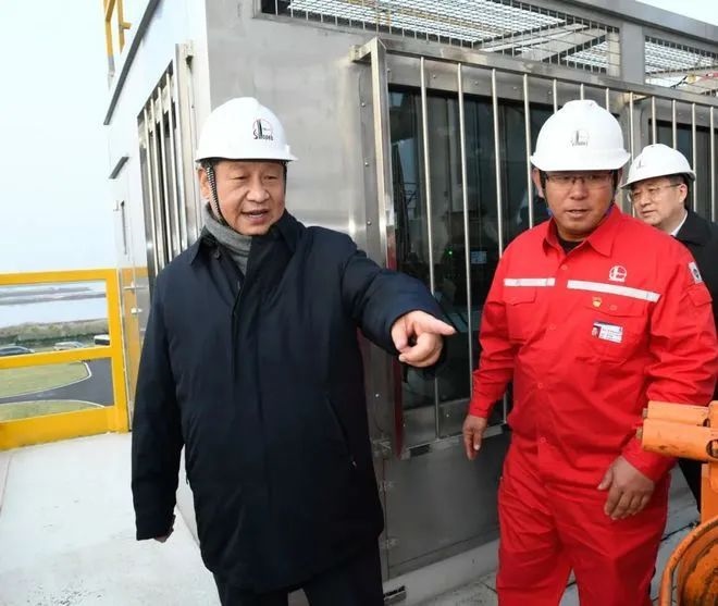 △2021年10月21日，習(xí)近平總書記來(lái)到勝利油田，看望慰問(wèn)石油工人。