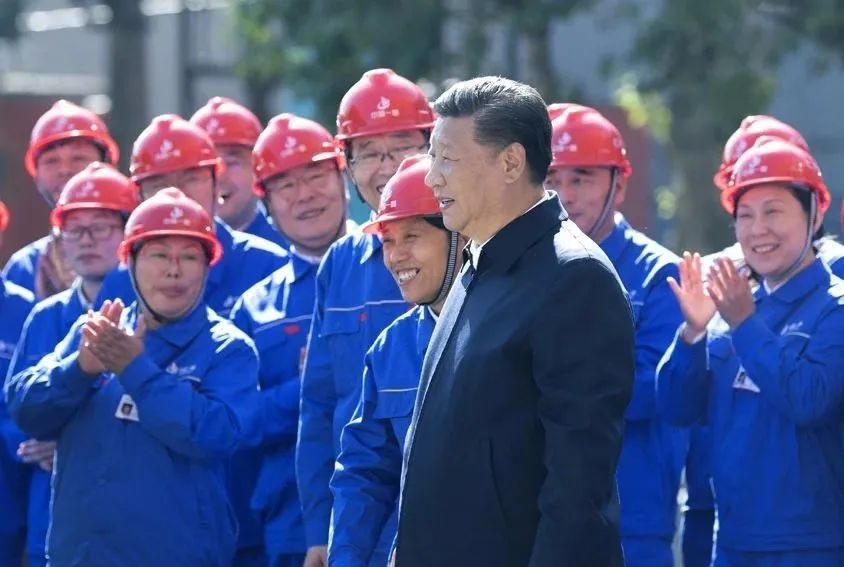 △2018年9月26日，習(xí)近平總書記來(lái)到中國(guó)一重集團(tuán)，同工人親切交流。