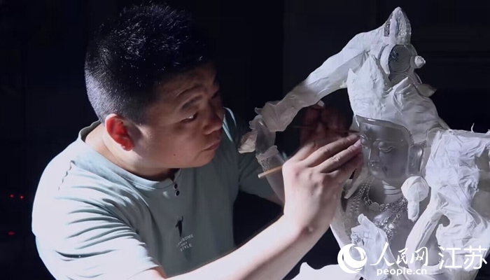 正在精雕細(xì)琢的東海水晶。 人民網(wǎng) 范堯攝