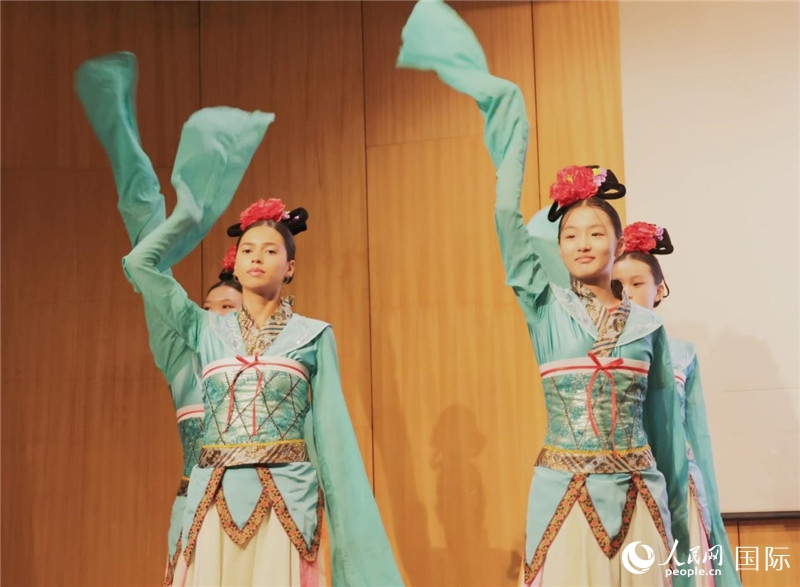兩國文化志愿者共同表演中國傳統(tǒng)舞蹈。人民網(wǎng)記者 陳海琪攝