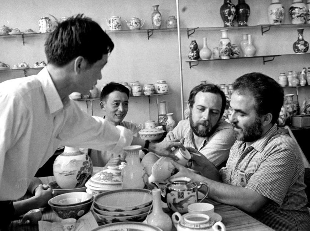 ↑ 在1978年的廣交會上，意大利客商在洽談選購景德鎮(zhèn)瓷器。
