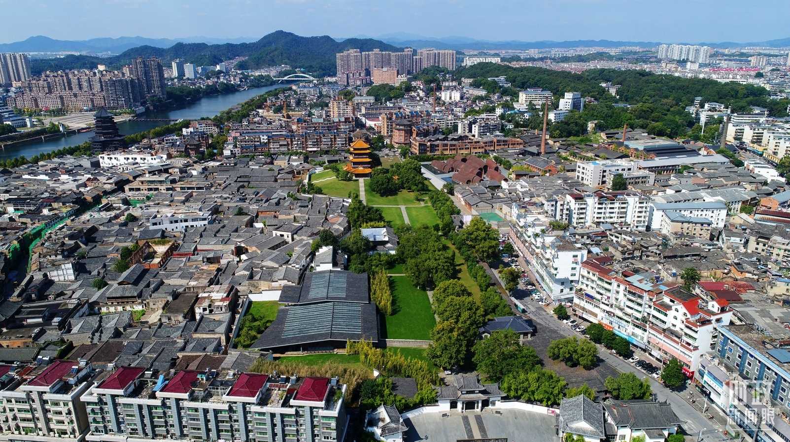 △景德鎮(zhèn)陶陽里歷史文化街區(qū)俯瞰。（總臺央視記者范凱拍攝）