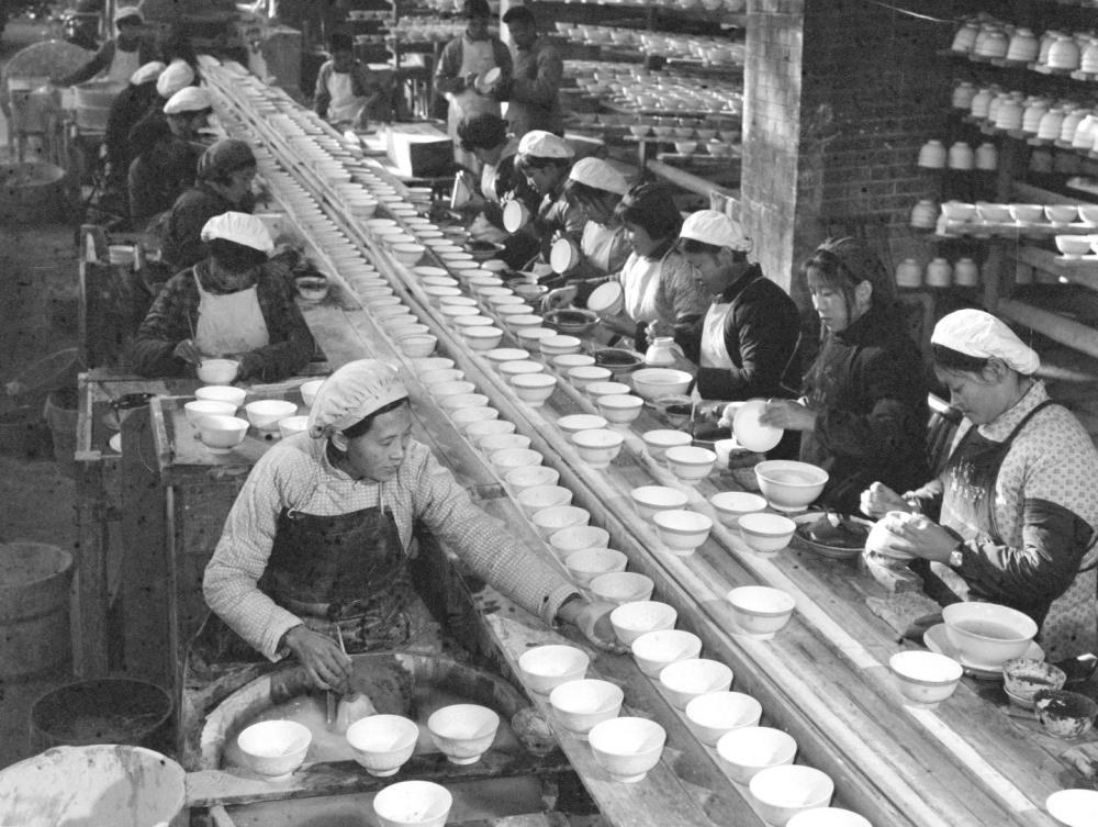 ↑ 1978年，景德鎮(zhèn)為民瓷廠工人生產日用瓷。