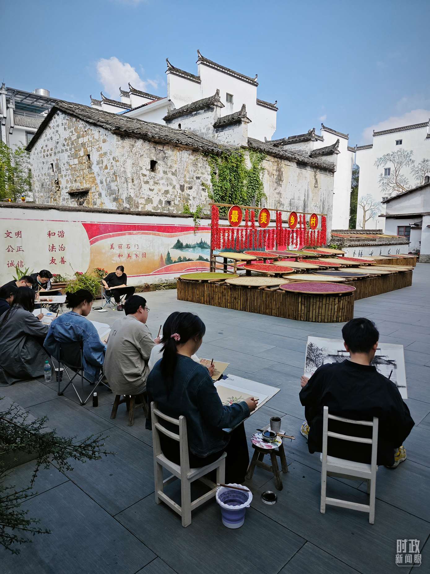 △來自中國美術(shù)學(xué)院的同學(xué)在石門村寫生。（總臺央視記者郁振一拍攝）
