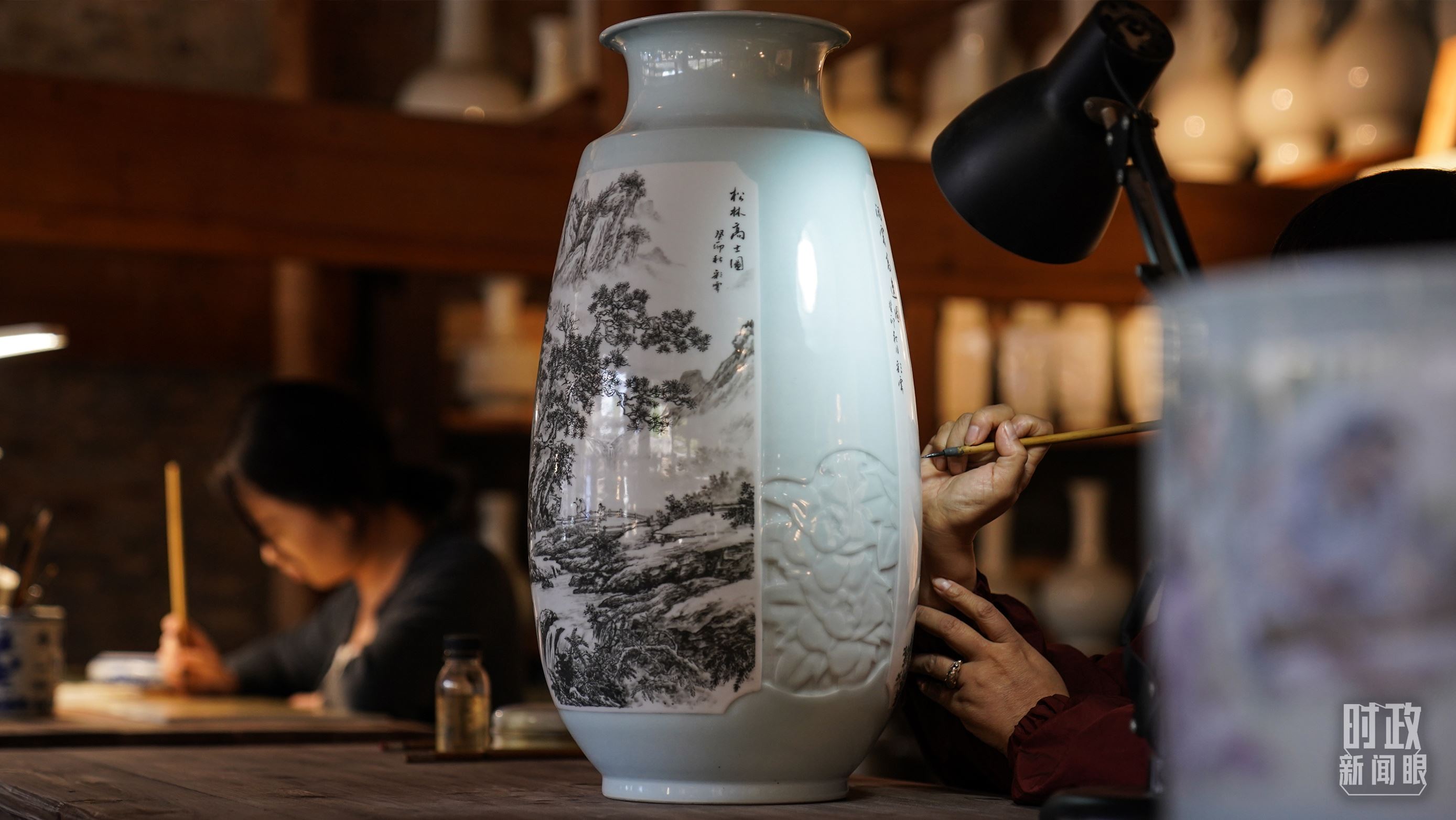 △陶瓷畫師正在繪制瓷器。（總臺國廣記者李晉拍攝）