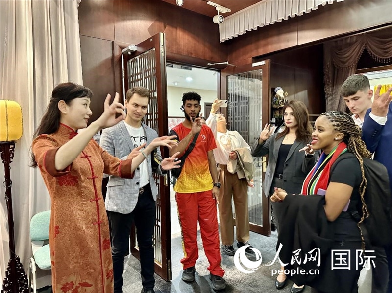 國(guó)際民間人士代表團(tuán)參觀古北市民中心昆曲教室。人民網(wǎng)記者 周雨攝
