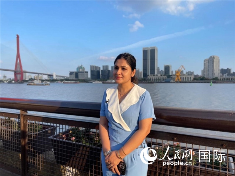 孟加拉國(guó)Channel24電視頻道主持人伊斯拉特·阿敏在上海市楊浦濱江接受采訪。 人民網(wǎng)記者 張榮攝