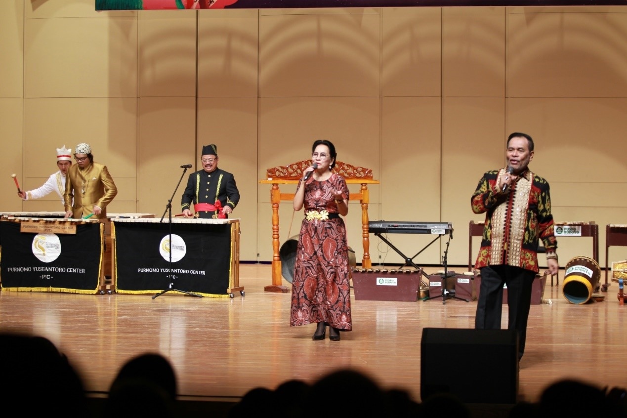 印尼駐華大使周浩黎及夫人艾茜薇演唱中文歌曲《月亮代表我的心》。印尼駐華大使館供圖