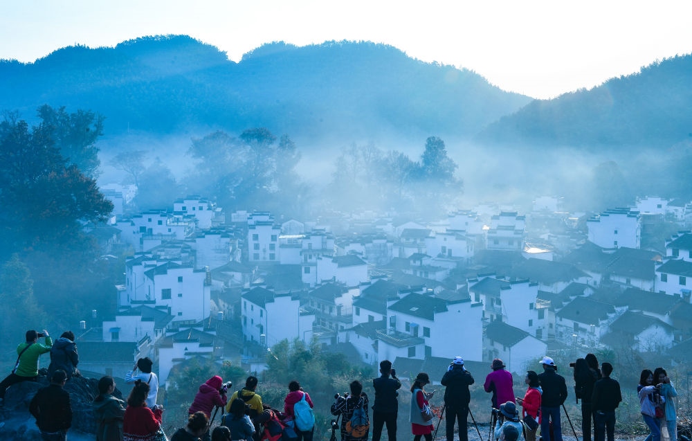 游客在婺源縣石城村游玩（2019年11月8日攝）。