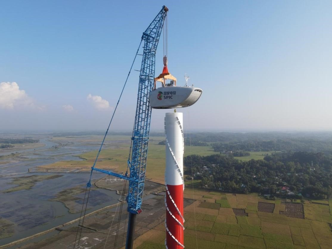 孟加拉國科巴風電項目首臺風機吊裝。國家電投供圖