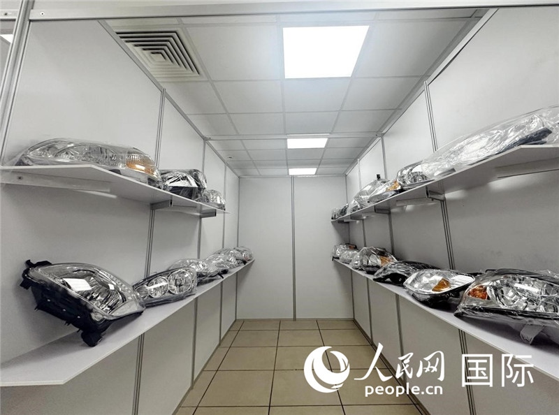 在位于莫斯科格林伍德國(guó)際貿(mào)易中心的浙江寧波優(yōu)質(zhì)商品展銷中心內(nèi)，展示著來(lái)自浙江寧波慈溪市的汽車配件樣品。人民網(wǎng)記者 申佳平攝