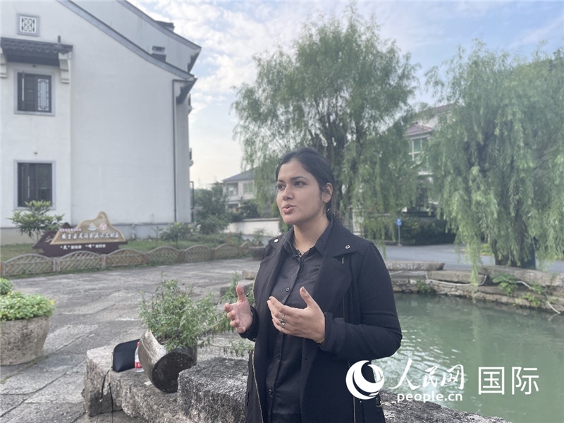 孟加拉國Channel 24電視頻道主持人伊斯拉特·阿敏在安吉接受記者采訪。人民網(wǎng)記者 張榮攝