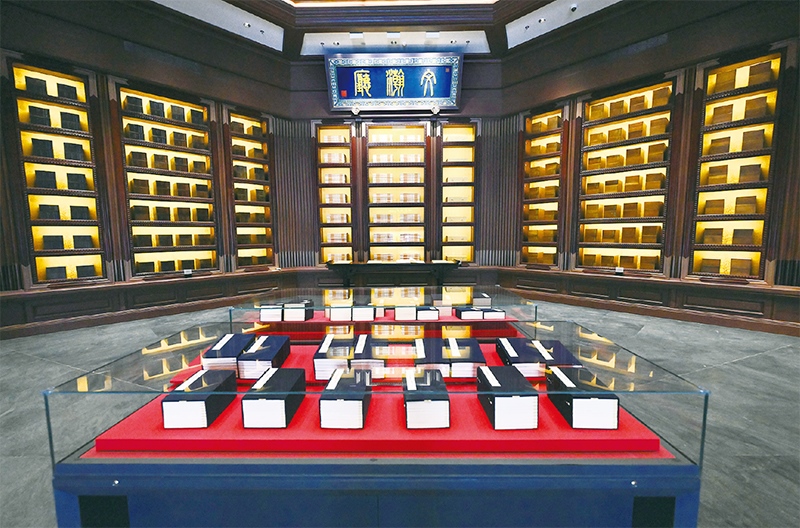 建設(shè)中國國家版本館，是以習(xí)近平同志為核心的黨中央作出的重大決策，是文明大國建設(shè)的基礎(chǔ)工程，是功在當(dāng)代、利在千秋的標(biāo)志性文化工程，充分體現(xiàn)了我們黨傳承發(fā)展中華文化的高度自覺、汲取歷史智慧更好走向未來的歷史主動。圖為2023年5月拍攝的中國國家版本館中央總館文瀚廳。 新華社發(fā)