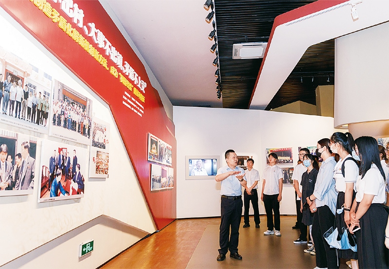 黨的十八大以來，習(xí)近平總書記多次對堅持和發(fā)展“楓橋經(jīng)驗”作出重要指示，推動新時代“楓橋經(jīng)驗”在基層社會治理中煥發(fā)勃勃生機。圖為青年學(xué)子在浙江省諸暨市楓橋鎮(zhèn)的楓橋經(jīng)驗陳列館參觀學(xué)習(xí)（2022年8月25日攝）。 新華社記者 徐昱/攝
