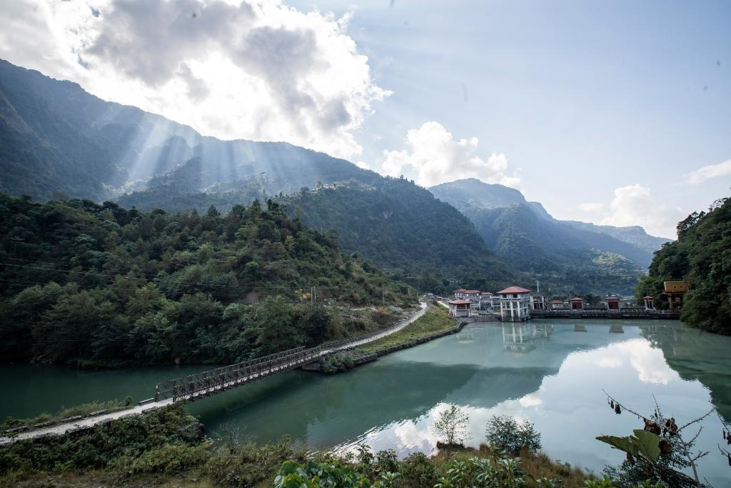 這是2022年11月8日拍攝的尼泊爾上馬相迪A水電站大壩。上馬相迪A水電站位于尼泊爾西部勒姆宗縣，2013年1月開工建設(shè)，2017年1月1日投入商業(yè)運(yùn)營(yíng)。該水電站投入運(yùn)營(yíng)以來，極大緩解了尼泊爾電力緊缺局面。新華社發(fā)（哈里·馬哈爾詹 攝）