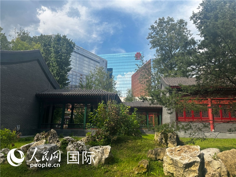 莫斯科中國(guó)貿(mào)易中心的中式園林“華銘園”一角。人民網(wǎng)記者 申佳平攝