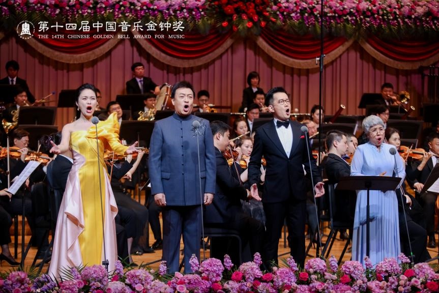龔爽（左一）、呂繼宏（左二）、石倚潔（右二）、迪里拜爾（右一）四位藝術(shù)家領(lǐng)唱《領(lǐng)航》。主辦方供圖