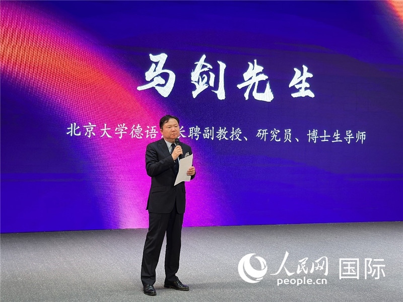 北京大學(xué)德語系長聘副教授馬劍點評學(xué)生表現(xiàn)。（攝影：張麗鷗）