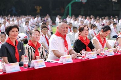圖②：全國人大代表與朵力小學學生一起聽課。