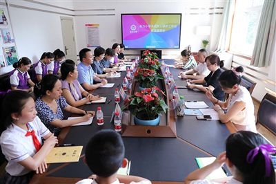 圖⑤：法治宣講結束后，重慶五中院組織召開座談會，聽取人大代表和朵力小學教師、家長代表對法院未成年人保護工作的意見建議。