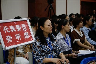 圖④：重慶五中院在西南政法大學開庭審理一起執(zhí)行異議之訴二審案，重慶市人大代表張濤（左一）、周藝梅（左二）和學生一起觀摩庭審。