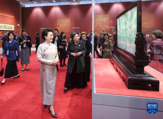  10月18日上午，國家主席習(xí)近平夫人彭麗媛邀請(qǐng)出席第三屆“一帶一路”國際合作高峰論壇的外方領(lǐng)導(dǎo)人夫人參觀中國工藝美術(shù)館（中國非物質(zhì)文化遺產(chǎn)館）。這是彭麗媛同外方領(lǐng)導(dǎo)人夫人參觀展品。新華社記者 丁林 攝