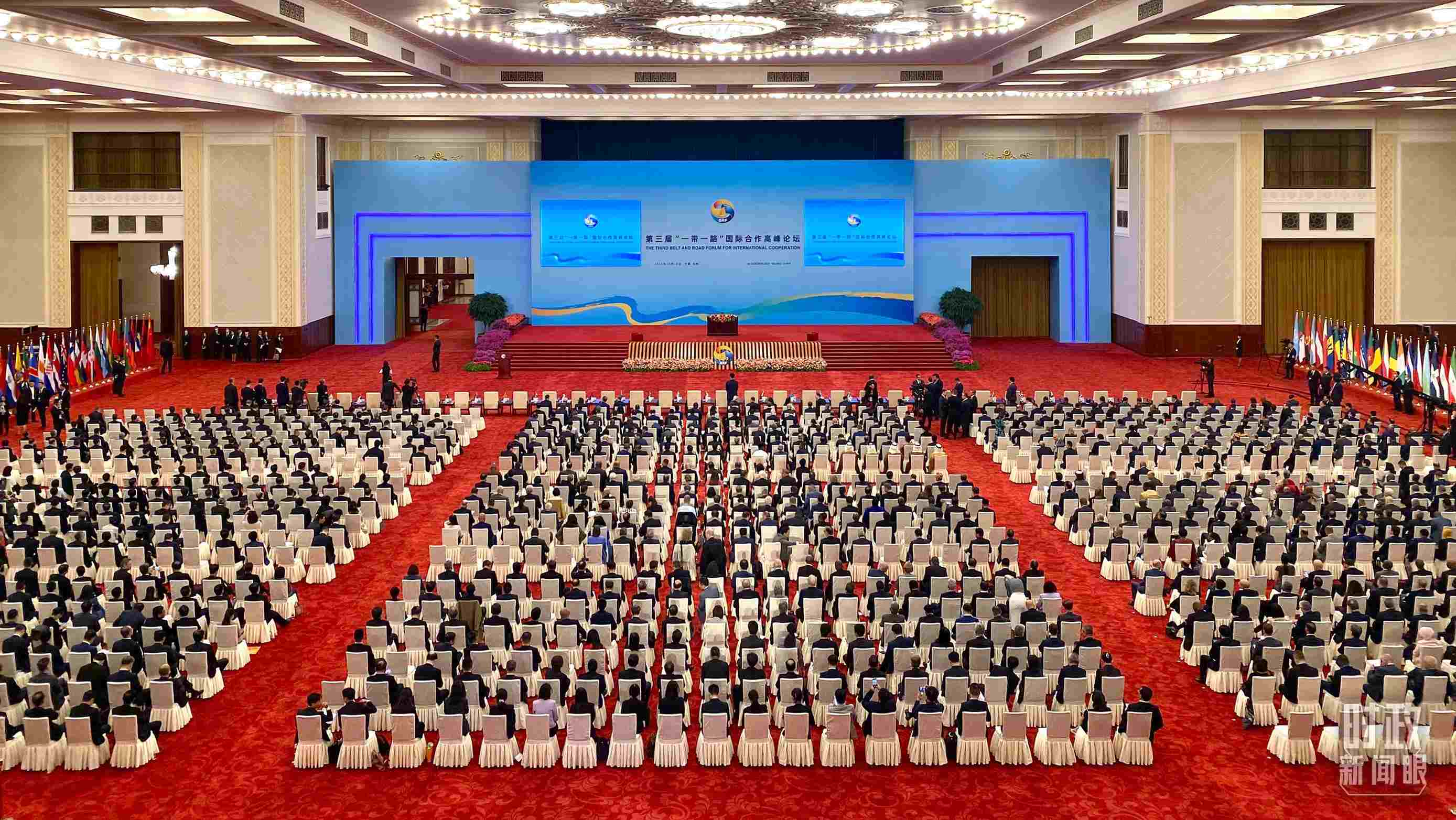 △人民大會(huì)堂宴會(huì)廳。這是開幕式之前的現(xiàn)場(chǎng)。（總臺(tái)央視記者李增仁拍攝）