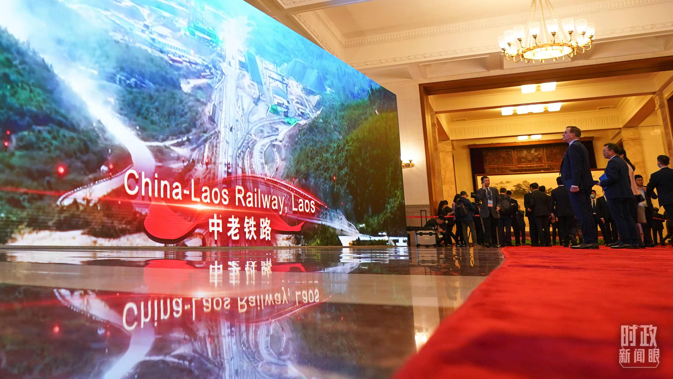 △人民大會(huì)堂，參會(huì)人員駐足了解“一帶一路”標(biāo)志性項(xiàng)目。（總臺(tái)國廣記者李晉拍攝）