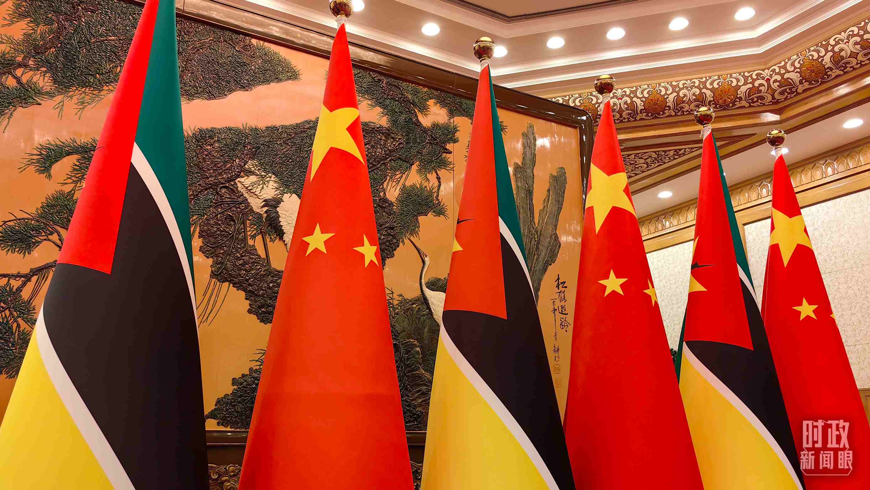 △會(huì)見現(xiàn)場，中國、莫桑比克兩國國旗。（總臺(tái)央廣記者潘毅拍攝）