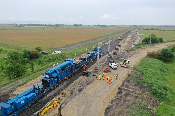 這是匈塞鐵路匈牙利段孔圣米克洛什-陶什站施工現(xiàn)場（5月30日攝，無人機照片）。新華社發(fā)（中國中鐵匈塞鐵路項目經(jīng)理部供圖）