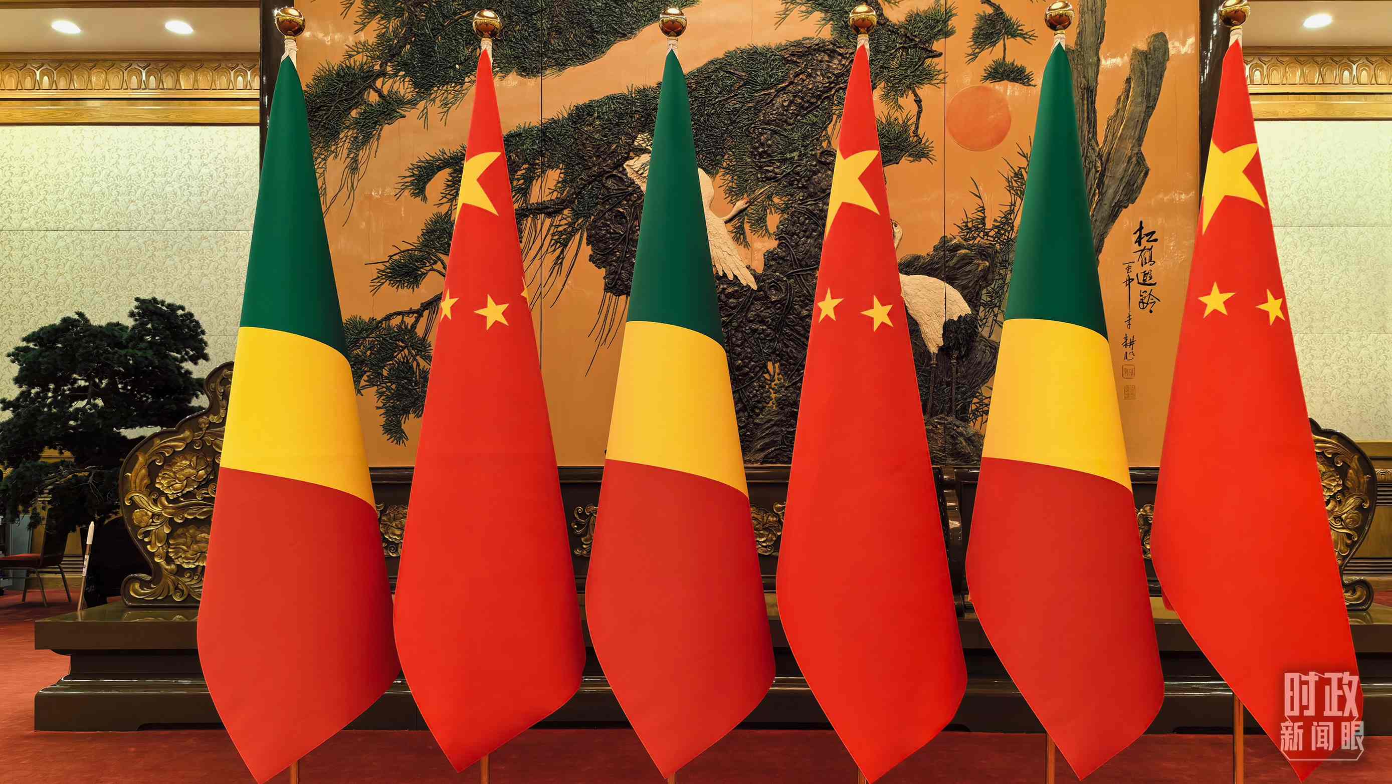 △會(huì)見現(xiàn)場的中國、剛果（布）兩國國旗。（總臺(tái)央視記者陸泓宇拍攝）