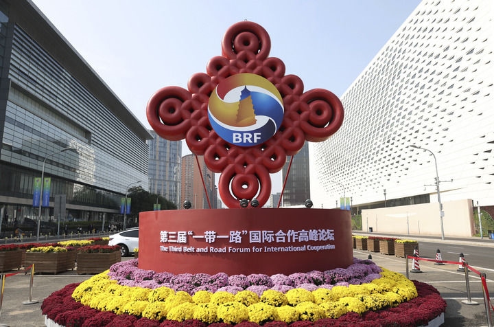 這是在北京國家會議中心附近拍攝的“一帶一路”國際合作高峰論壇景觀布置（10月17日攝）。新華社記者 陳斌 攝