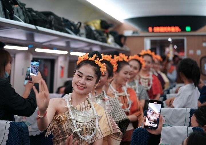 老撾工作人員在中老鐵路上開行的D887次國際旅客列車上表演（4月13日攝）。新華社記者 邢廣利 攝