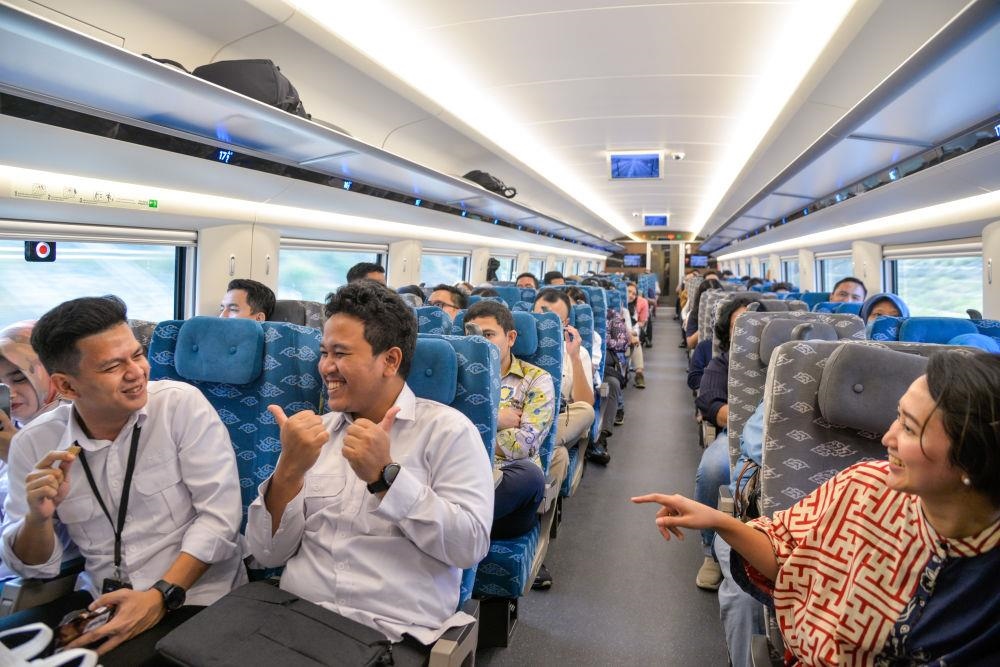 △2023年10月17日，G1137次動車組列車從印尼雅加達哈利姆車站開出。雅加達至萬隆最快鐵路運行時間從3個多小時縮短至46分鐘。