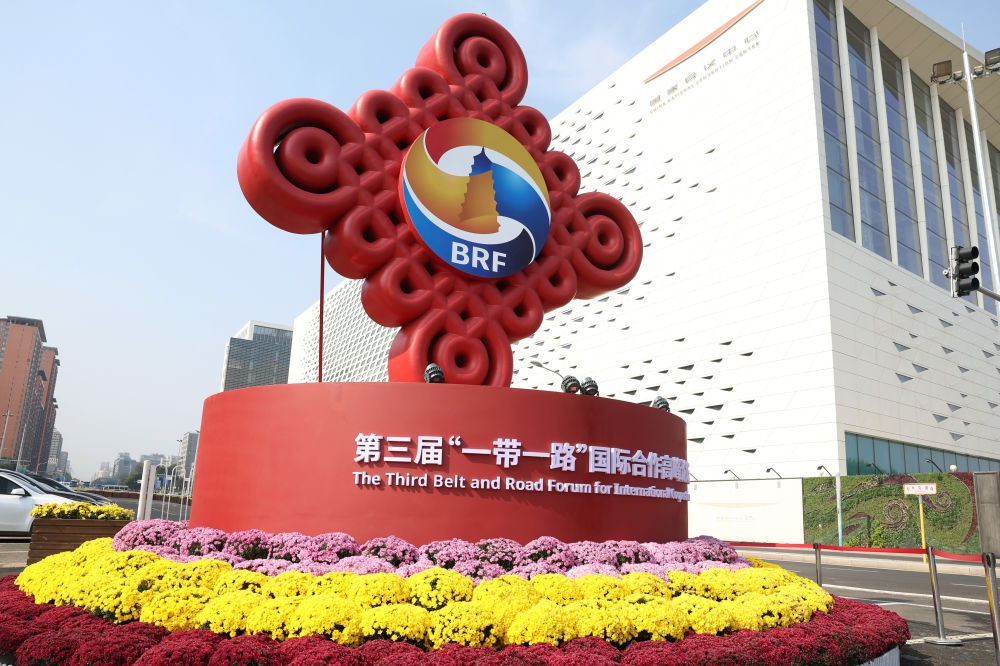 這是在北京國家會(huì)議中心附近拍攝的“一帶一路”國際合作高峰論壇景觀布置（2023年10月17日攝）。新華社記者 陳斌 攝