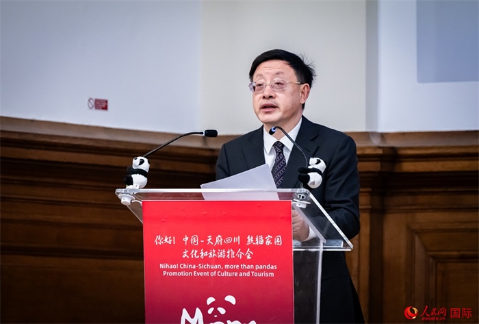 四川省文化和旅游廳廳長(zhǎng)戴允康作文化旅游推介。人民網(wǎng) 郭錦標(biāo)攝