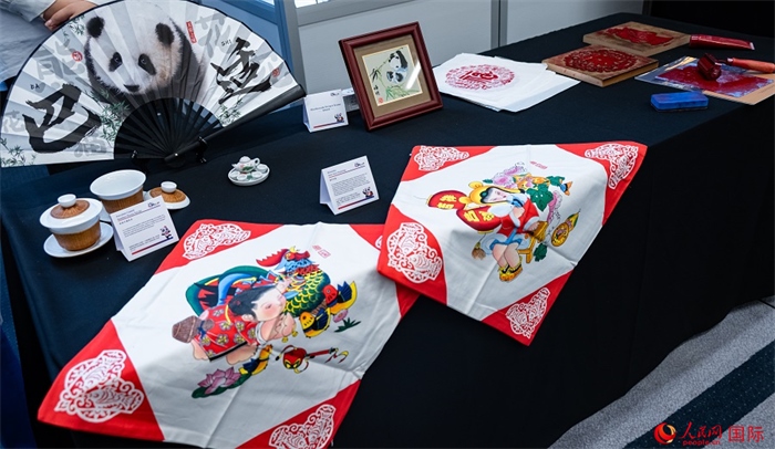 活動(dòng)現(xiàn)場(chǎng)的現(xiàn)場(chǎng)文創(chuàng)展、互動(dòng)體驗(yàn)區(qū)、非遺區(qū)展示。人民網(wǎng) 郭錦標(biāo)攝