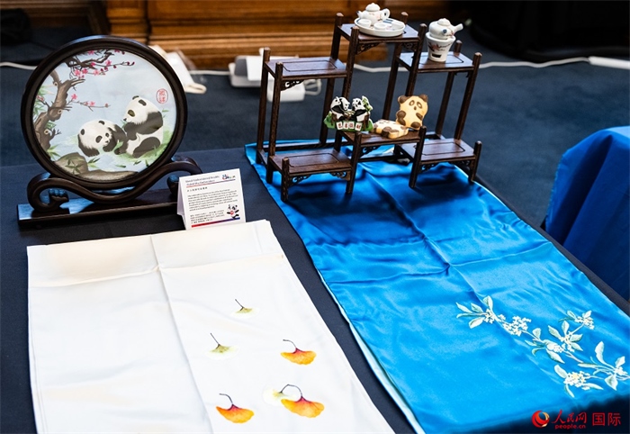 活動(dòng)現(xiàn)場(chǎng)的現(xiàn)場(chǎng)文創(chuàng)展、互動(dòng)體驗(yàn)區(qū)、非遺區(qū)展示。人民網(wǎng) 郭錦標(biāo)攝