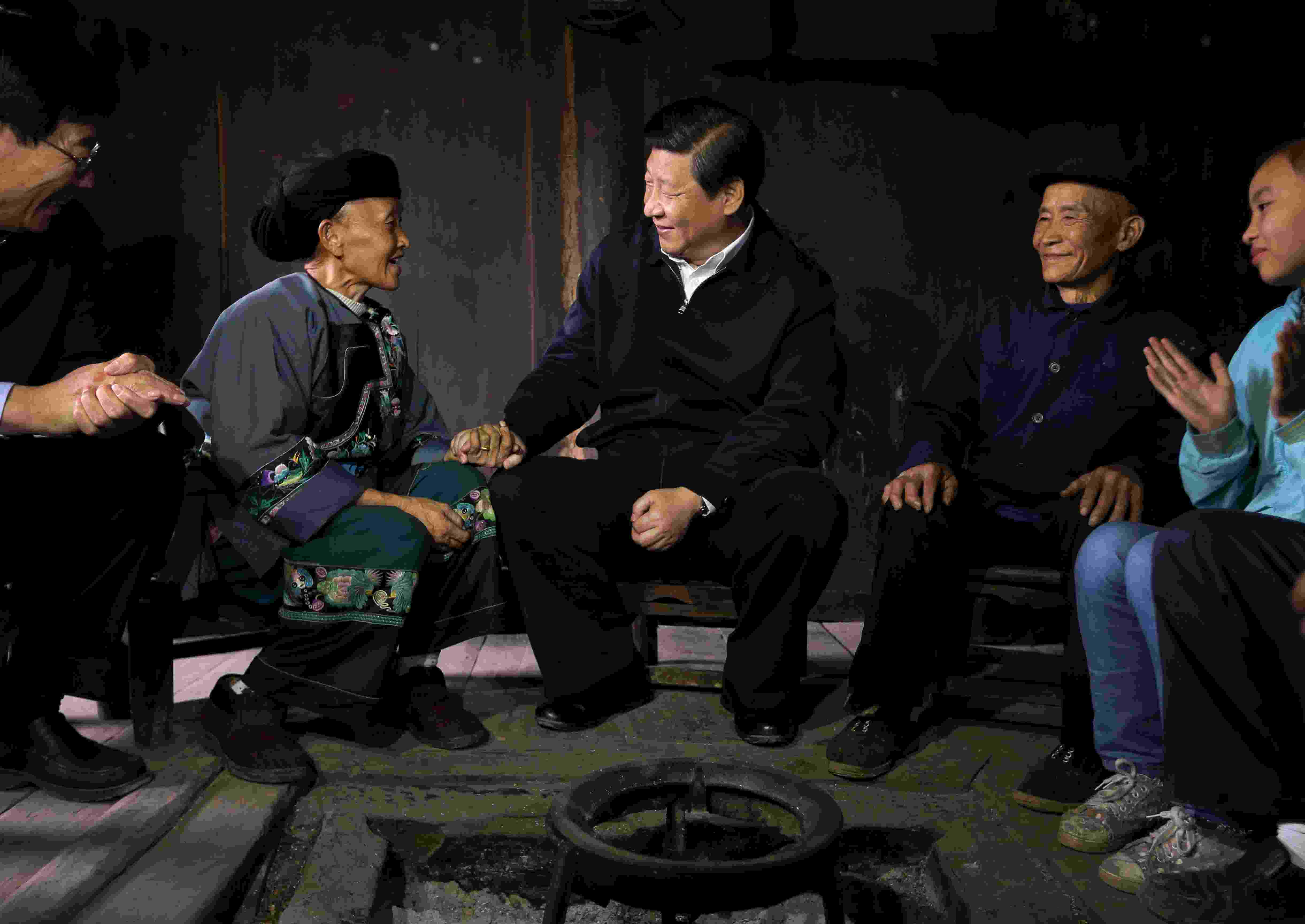 2013年11月3日，習(xí)近平在湖南花垣縣十八洞村，與石拔三老人握手交談。