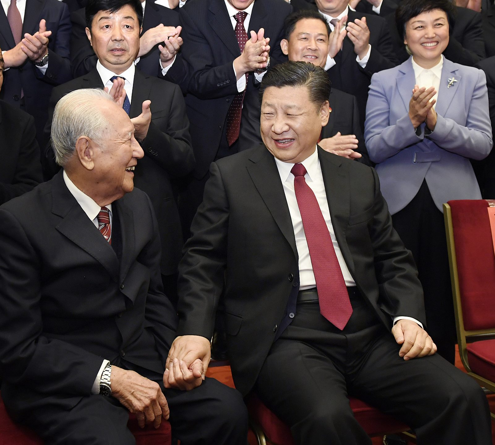 2017年11月17日，全國精神文明建設(shè)表彰大會在北京人民大會堂舉行。圖為習(xí)近平邀請黃旭華代表坐在自己身邊合影。