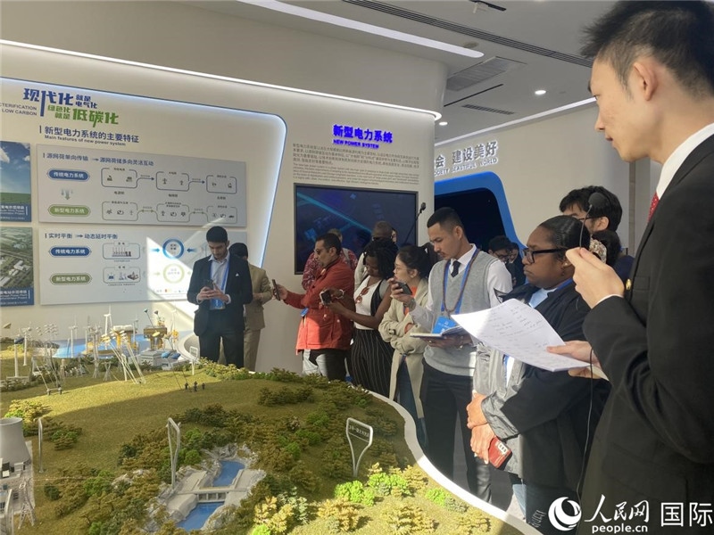 2023“一帶一路”媒體合作論壇聯(lián)合采訪團(tuán)參訪中國能建。人民網(wǎng)記者 于洋攝