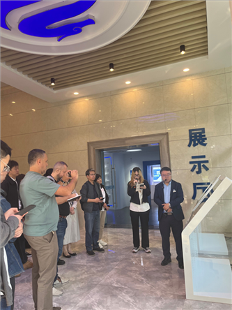（在文瀾智谷中試產(chǎn)業(yè)基地，中外記者深入了解科技轉(zhuǎn)化情況 趙橙涔攝）