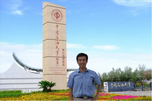 北京交通大學(xué)“銀齡教師”黃曉鳴。校方供圖