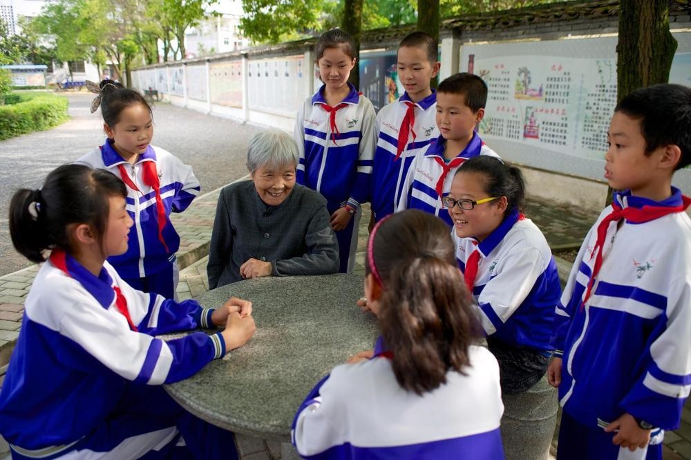 △2013年5月21日，龔全珍老人和江西萍鄉(xiāng)市蓮花縣的孩子們在一起。