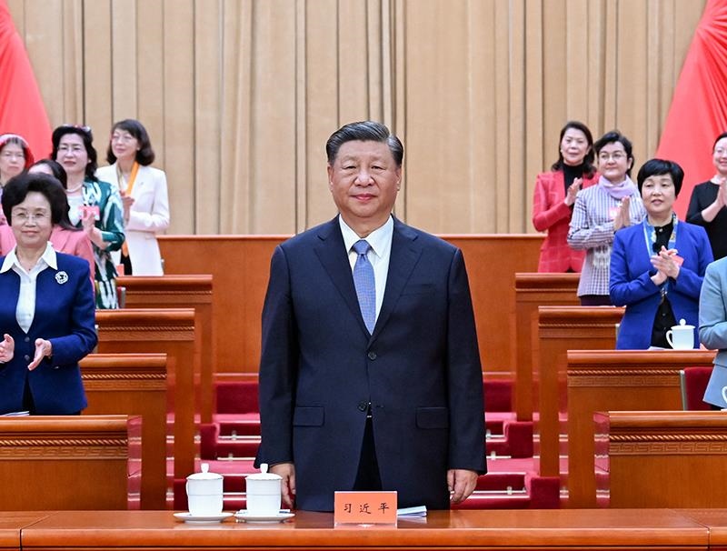 △2023年10月23日，中國婦女第十三次全國代表大會在北京人民大會堂開幕。這是習(xí)近平總書記在主席臺向與會代表致意。