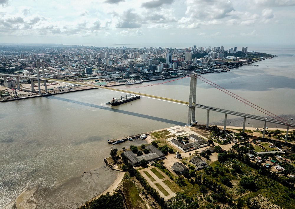 這是2019年4月8日在莫桑比克首都馬普托拍攝的馬普托大橋（無人機(jī)照片）。新華社記者 張宇 攝