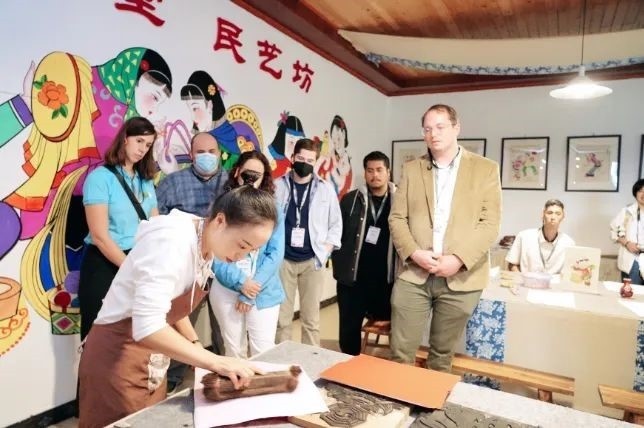 △美國(guó)席勒協(xié)會(huì)青年代表團(tuán)在四川感受中國(guó)傳統(tǒng)文化。