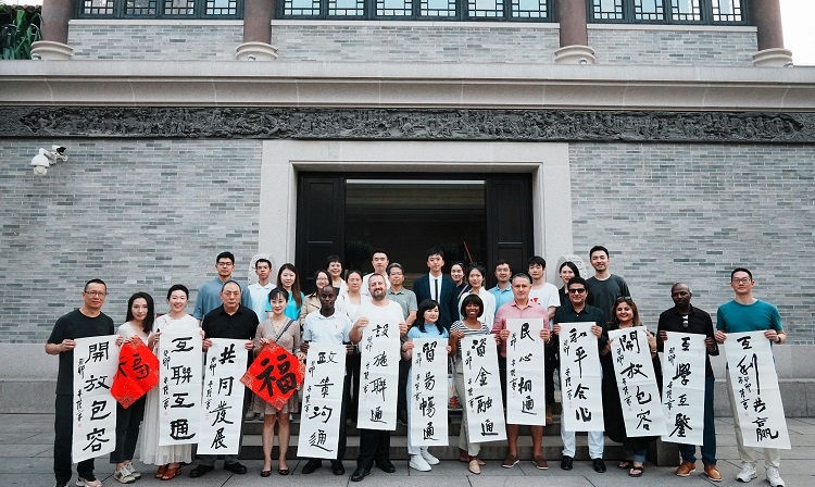 首屆國際傳播“絲路獎(jiǎng)”獲獎(jiǎng)代表等在廣州市荔灣區(qū)永慶坊參加文化交流活動。楊爍壁、王燕攝影報(bào)道