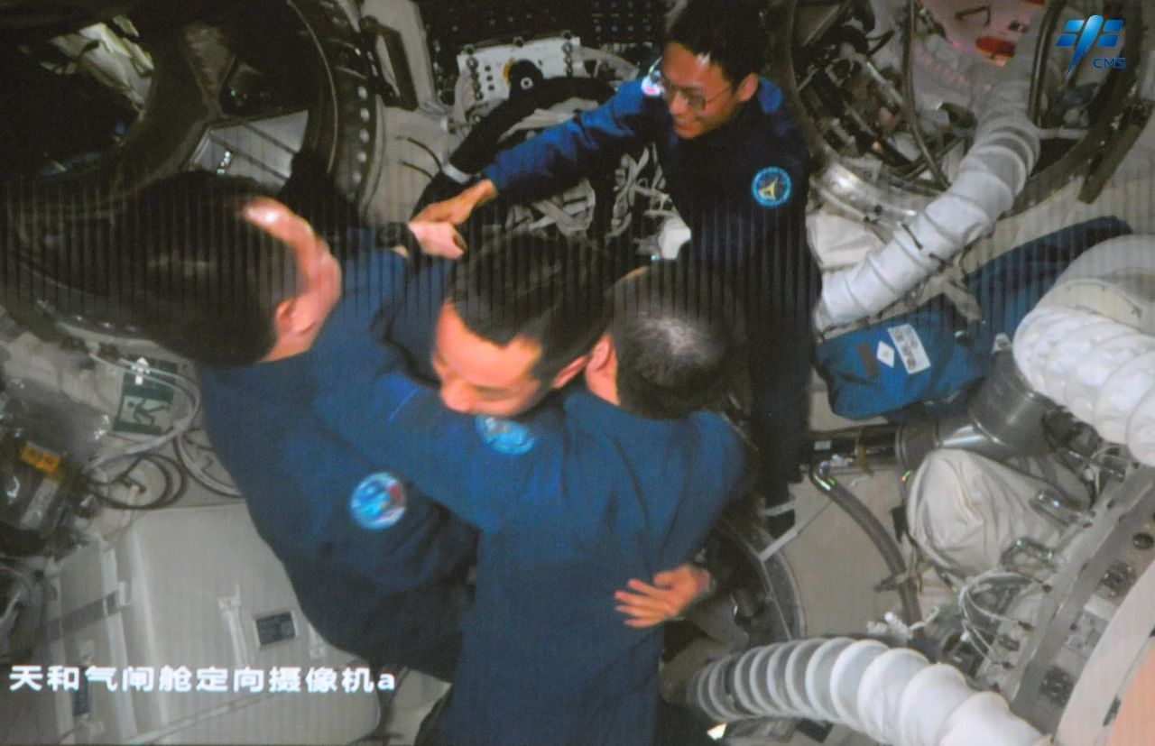 神舟十七號(hào)航天員乘組順利進(jìn)入空間站。中國載人航天工程辦公室供圖